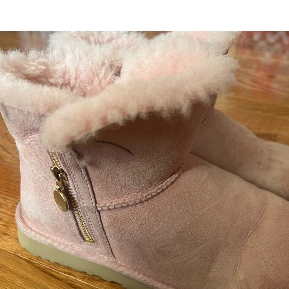 Light pink UGGS - Picture 5 of 6
